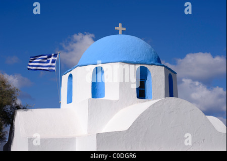 Orthodoxe Kirche und griechische Flagge in Parikia, auf den griechischen Kykladen-Insel Paros. Stockfoto