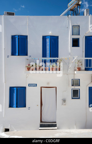 Kleines Haus mit Zimmern in Naoussa, auf der griechischen Kykladen-Insel Paros zu vermieten. Stockfoto