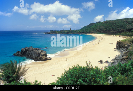 Waimea Bay Beach Park an einem ruhigen Sommertag; Nordküste Oahu, Hawaii. Stockfoto