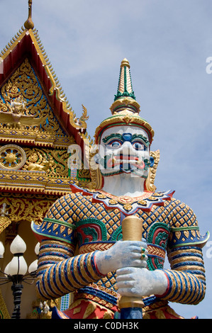 Thailand, Insel Ko Samui (aka Koh Samui). Wat Plai Laem aka Plai Laem Tempel, bunte Gott Statue vor Gebetshaus. Stockfoto