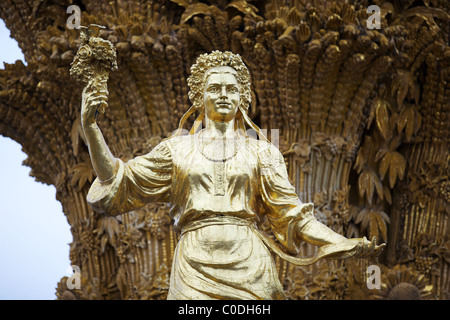 Eine vergoldete russische Mädchen am Brunnen der Freundschaft der Völker, die VVT, Moskau, Russland Stockfoto