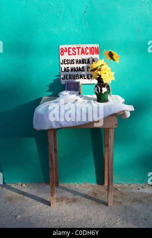 In einer kleinen Straße von Isla Holbox, Mexiko, eine rudimentäre Montage repräsentieren die 8. Station des Weges des Kreuzes. Stockfoto