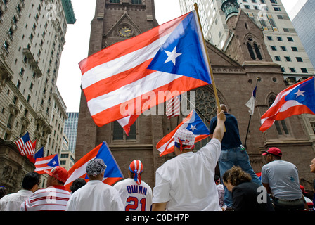 Der Puerto Rican Day Parade, statt jedes Jahr im Juni auf der Fifth Avenue in New York City. Stockfoto