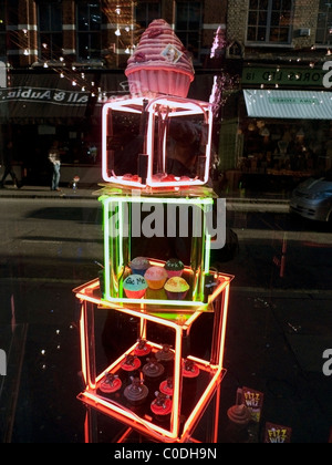 Neon Schaufenster in Cox Cookies & Cake Shop Soho London England Februar 2011 Stockfoto