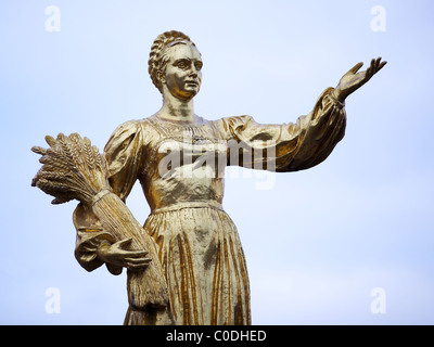 Eine vergoldete russische Mädchen am Brunnen der Freundschaft der Völker, die VVT, Moskau, Russland Stockfoto