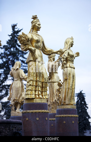 Vergoldete russische Mädchen am Brunnen der Freundschaft der Völker, die VVT, Moskau, Russland Stockfoto