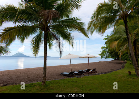 Bunaken Island und Pulau Manado Tua gesehen durch die Bäume vom Kima Bajo Resort in Nord-Sulawesi, Indonesien. Stockfoto