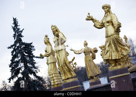 Vergoldete russische Mädchen am Brunnen der Freundschaft der Völker, die VVT, Moskau, Russland Stockfoto