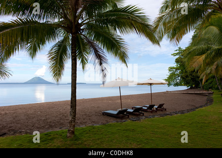 Bunaken Island und Pulau Manado Tua gesehen durch die Bäume vom Kima Bajo Resort in Nord-Sulawesi, Indonesien. Stockfoto