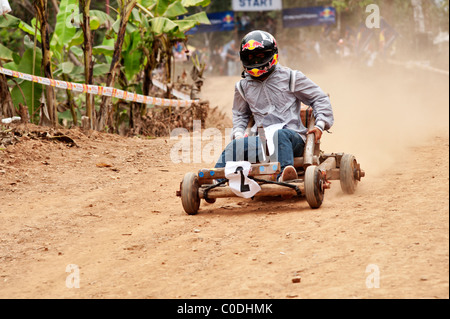 Hmong Mann Rennen eine Box Warenkorb Hung Saew Village, Chiang Mai, Thailand.  Gesponsert von Red Bull Racing. Stockfoto