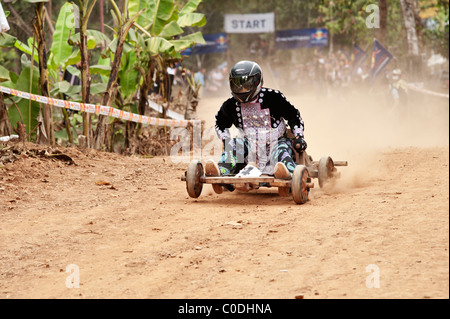 Hmong Mann Rennen eine Box Warenkorb Hung Saew Village, Chiang Mai, Thailand.  Gesponsert von Red Bull Racing. Stockfoto