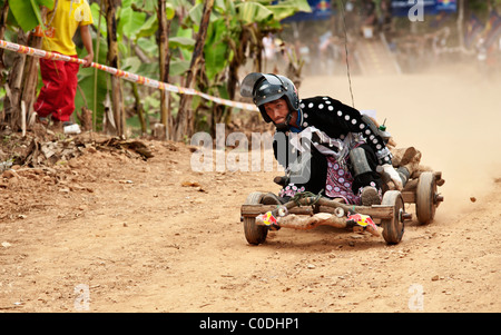 Hmong Mann Rennen eine Box Warenkorb Hung Saew Village, Chiang Mai, Thailand.  Gesponsert von Red Bull Racing. Stockfoto