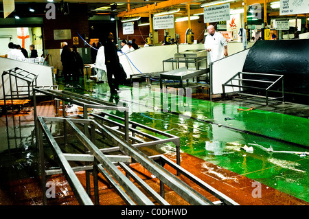 Billings Gate Fischmarkt 24.12.08, Reinigung am Markt Stockfoto