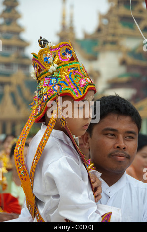 Myanmar (aka Burma), Yangon (aka Rangoon). Stupa Shewedagon. Novication Zeremonie oder Shinbyu. Stockfoto