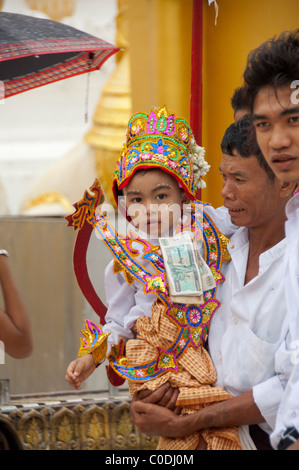 Myanmar (aka Burma), Yangon (aka Rangoon). Stupa Shewedagon. Novication Zeremonie oder Shinbyu. Stockfoto