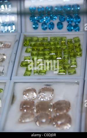 Myanmar (aka Burma), Yangon. Scott Market (aka Bogyoke Aung San-Markt). Kisten mit locker geschnittenen Farbedelsteine. Stockfoto