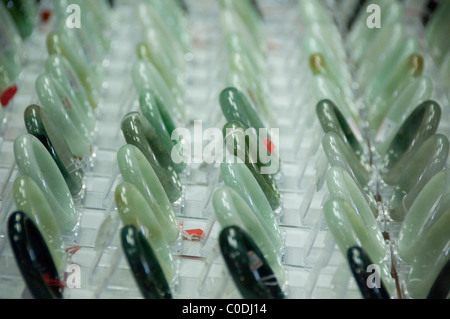 Myanmar (aka Burma), Yangon. Scott Market (aka Bogyoke Aung San-Markt). Traditionelle jade-Schmuck. Stockfoto