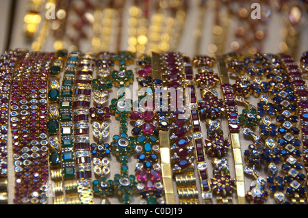 Myanmar (aka Burma), Yangon. Scott Market (aka Bogyoke Aung San-Markt). Typische farbige Edelstein Armbänder. Stockfoto