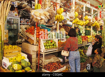 Frisches Obst und Gemüse Stall in der Mercado in der Innenstadt von La Paz, Baja California Sur, Mexiko. Stockfoto