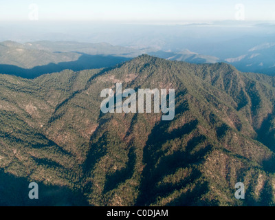 Luftaufnahme über dem westlichen Oaxaca Zustand der beeindruckenden Berge der Sierra Madre Del Sur im Morgenlicht Mexiko Stockfoto