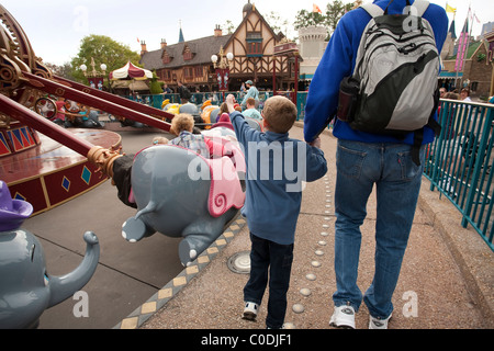 Dumbo the Flying Elephant ist eine Fahrt im Magic Kingdom Disney World in Orlando, Florida.  Cinderella Castle ist auf der Rückseite ersichtlich. Stockfoto