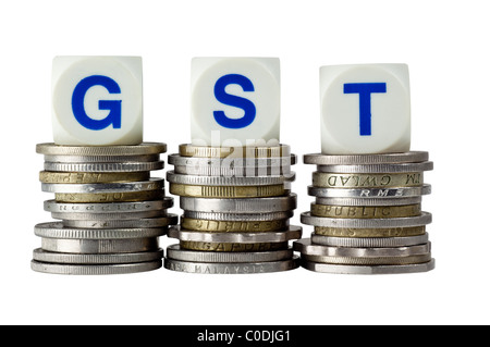 Stapel von Münzen mit den Buchstaben GST isoliert auf weißem Hintergrund Stockfoto