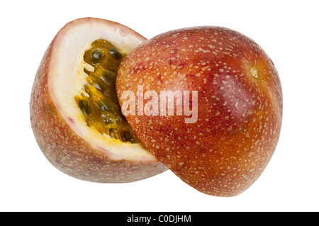 Zwei Hälften der Passionsfrucht isoliert auf weißem Hintergrund Stockfoto