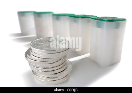 20 Münzröhren und einen Stapel von Walking Liberty U.S. Silver Eagle Münzen Stockfoto