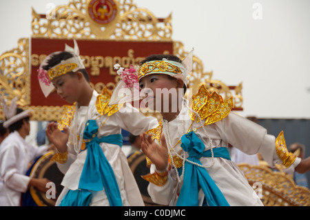 Myanmar (aka Burma), Yangon (aka Rangoon). Lokale Tänzer in traditioneller Kleidung. Stockfoto