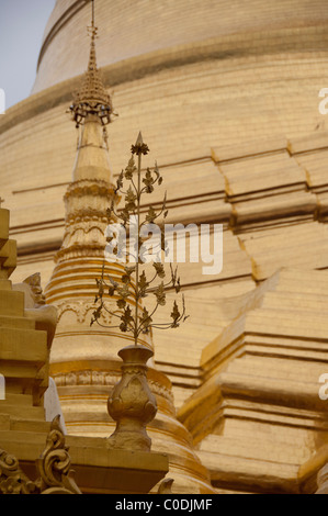Myanmar (aka Burma), Yangon (aka Rangoon). Stupa Shewedagon, Goldene Tempel Dach Detail. Stockfoto
