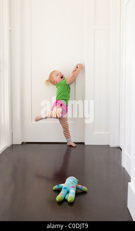 Kleines Mädchen, die versuchen, in verschlossenen Tür Stockfoto