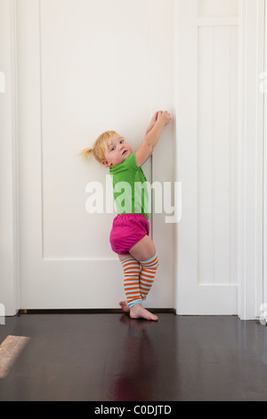 Kleines Mädchen, die versuchen, in verschlossenen Tür Stockfoto