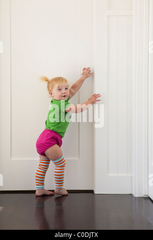 Kleines Mädchen, die versuchen, in verschlossenen Tür Stockfoto