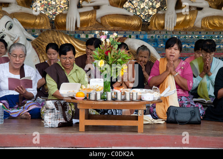 Myanmar (aka Burma), Yangon (aka Rangoon). Stupa Shewedagon. Stockfoto