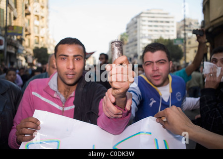 Ein Anti-Regierungs-Demonstranten hält eine verbrauchte Tränengas-Behälter in der Innenstadt von Kairo, Ägypten freitags"wütend", Jan. 28, 2011 Stockfoto