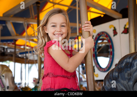 Kleines Mädchen auf Karussell Stockfoto