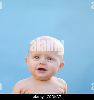 Glatze Baby vor blauem Hintergrund Stockfoto