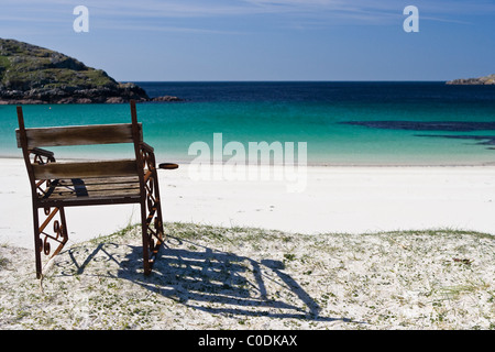 Einen Sitzplatz mit Blick auf Achmelvich Beach in Sutherland Stockfoto