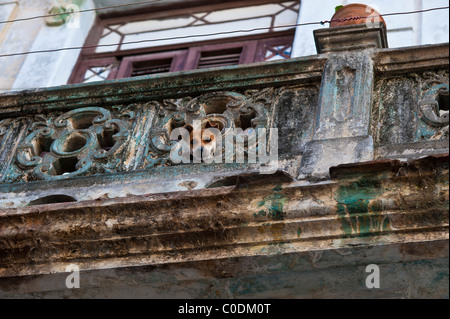 Kubanische Straßenszene in Alt-Havanna, Kuba.  Gebäude Fassade aus typischen alten Havanna Architektur Hund auf Balkon Stockfoto