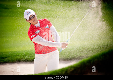 Amy Yang (KOR) putts den Ball aus einem Bunker während Tag 4 von Honda LPGA Thailand in Pattaya, Thailand Stockfoto