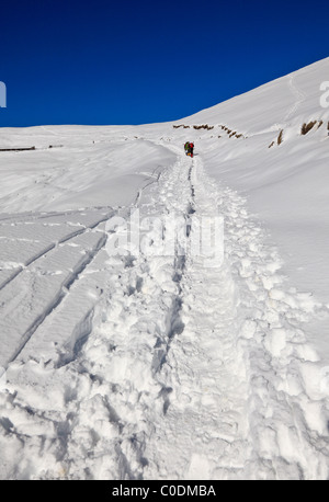 Bild von Trekker auf Berg mit Menge von Smow feine winter Stockfoto