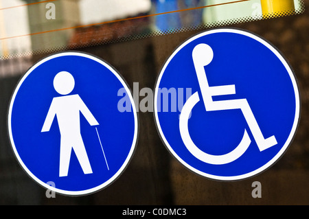 Behinderten Aufkleber auf der Tür des Bus - Frankreich. Stockfoto