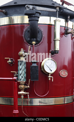 Kessel-Wasserstand oder Schauglas und Manometer Kopf Wrightson 1871 vertikale Kessel Dampflok. Stockfoto