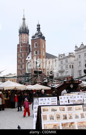 Krakau-Weihnachtsmarkt und Basilica of St. Mary. Marktplatz, Krakau, Polen. Stockfoto