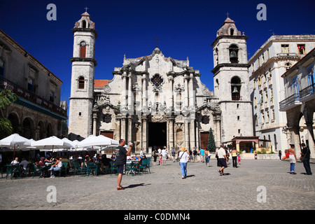 Touristen in der belebten Plaza De La Catedral Havanna Kuba 9. Januar 2009 Stockfoto