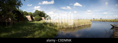 Panorama der Lodge mit Blick auf den Fluss und den Busch in Moremi Game Reserve Stockfoto