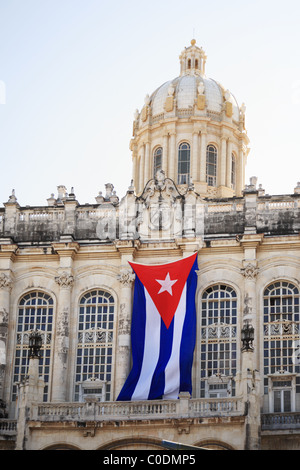 Flagge hängt von der Revolution Museum Havanna-Kuba Stockfoto