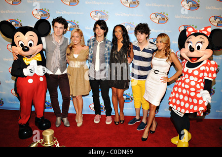 Die Jonas Brothers mit den Cheetah Girls Disney Channel Games an Walt Disney Welt - Red Carpet Orlando, Florida - 02.05.08 Stockfoto