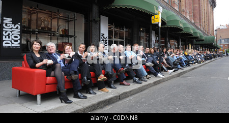 Das längste Sofa Welten präsentiert bei Harrods als Bestandteil ihrer ihre Design Icons Saison London, England - 05.05.08 Stockfoto