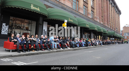 Das längste Sofa Welten präsentiert bei Harrods als Bestandteil ihrer ihre Design Icons Saison London, England - 05.05.08: Stockfoto